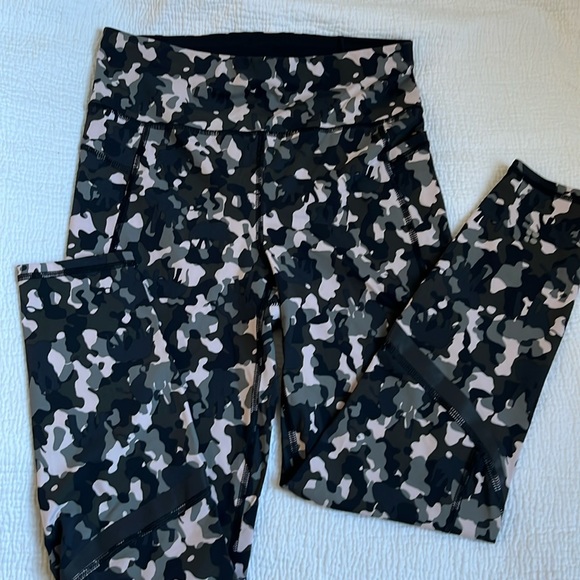 Sweaty Betty Zero Gravity 7/8 Running Leggings - Size S - Elephant Camo Print - Picture 1 of 8